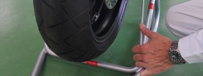 タイヤを浮かせて楽々整備 メンテナンススタンドの選び方を徹底解説 バイクライフをより楽しくさせる グーバイクマガジン タイヤを浮かせて楽々整備 メンテナンススタンドの選び方を徹底解説 バイクライフをより楽しくさせる グーバイクマガジン